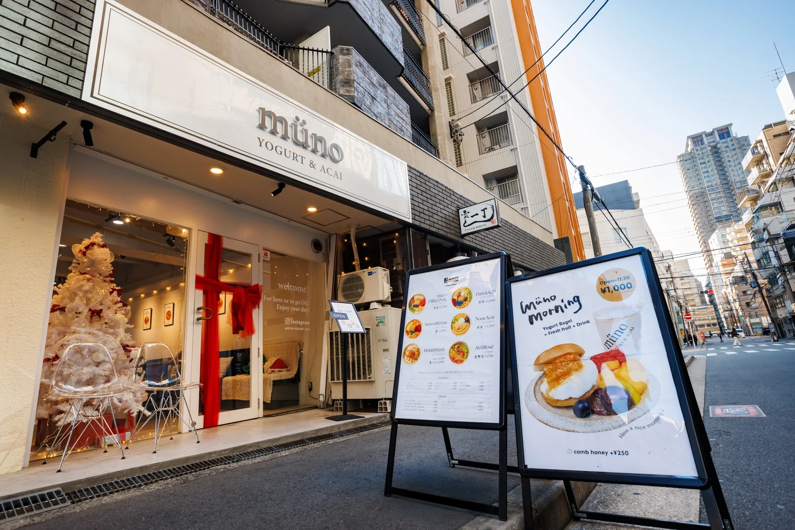 müno YOGURT & ACAIの店頭とメニューボード